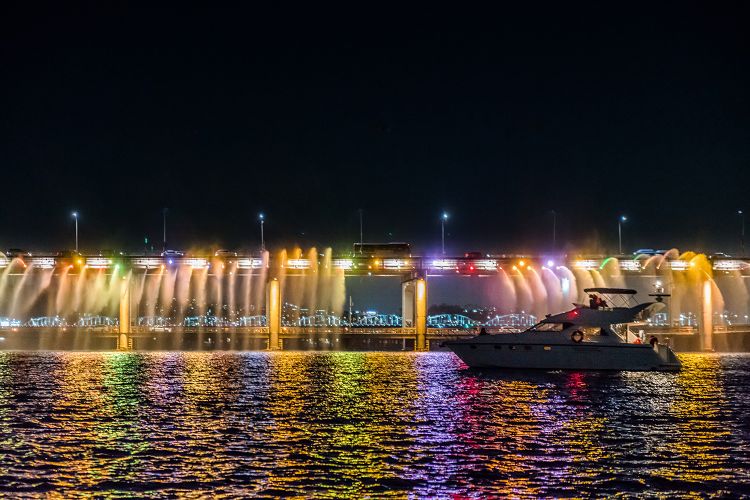 Rainbow Bridge Han River Boat ride in Korea 한강 유람선 보트