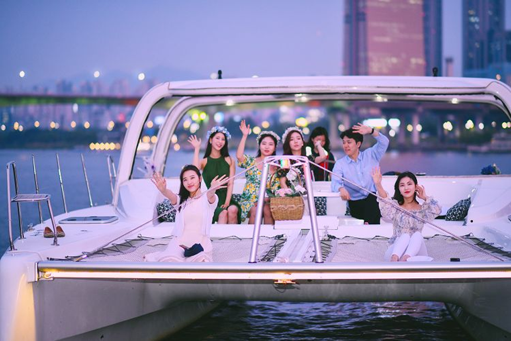 Han River Boat/Yacht - Private hire for party with friends 한강 파티보트